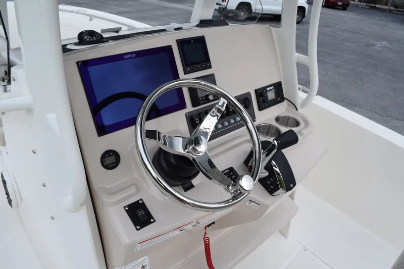 Slide: The Image of Boston Whaler 250 Dauntless 2026 - 12