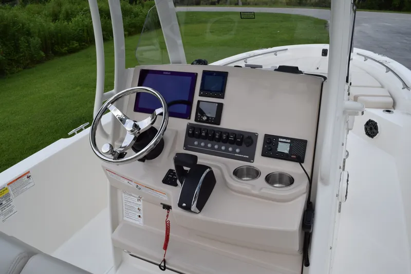 Slide: The Image of Boston Whaler 250 Dauntless 2026 - 11