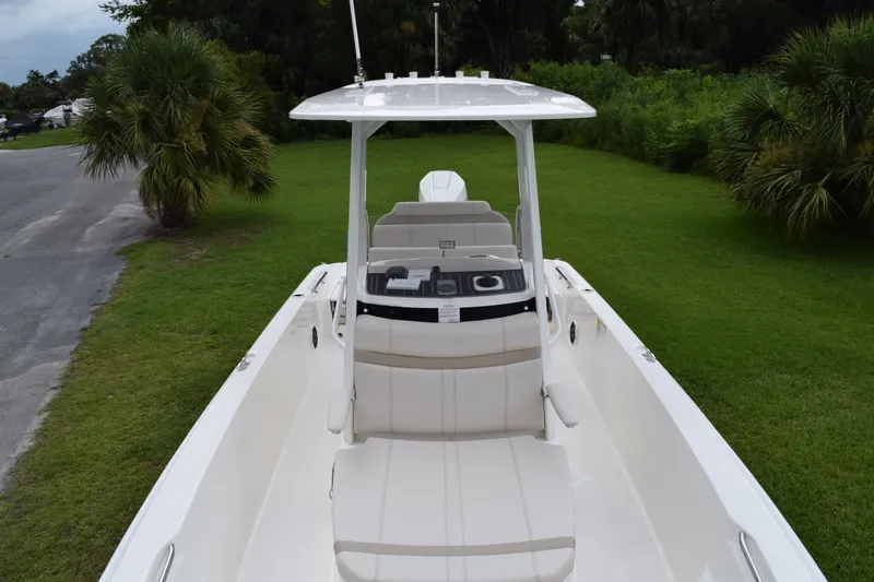 Slide: The Image of Boston Whaler 250 Dauntless 2026 - 15