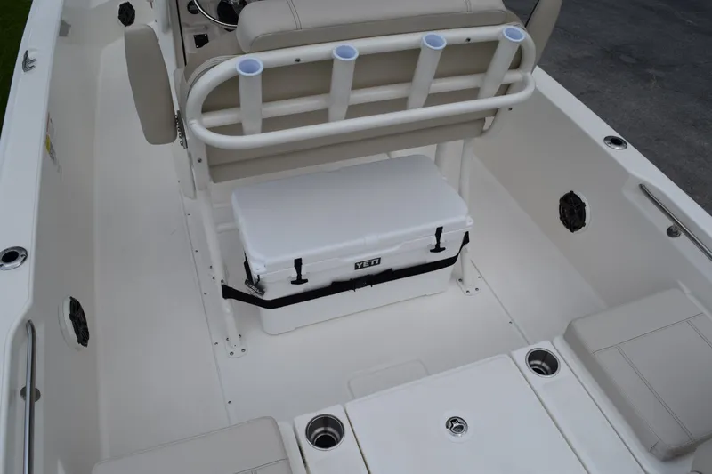 Slide: The Image of Boston Whaler 250 Dauntless 2026 - 8