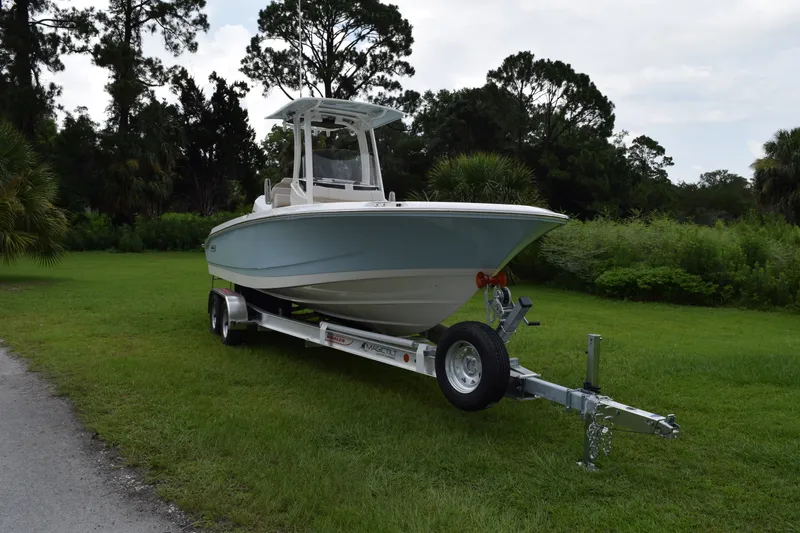 Slide: The Image of Boston Whaler 250 Dauntless 2026 - 19