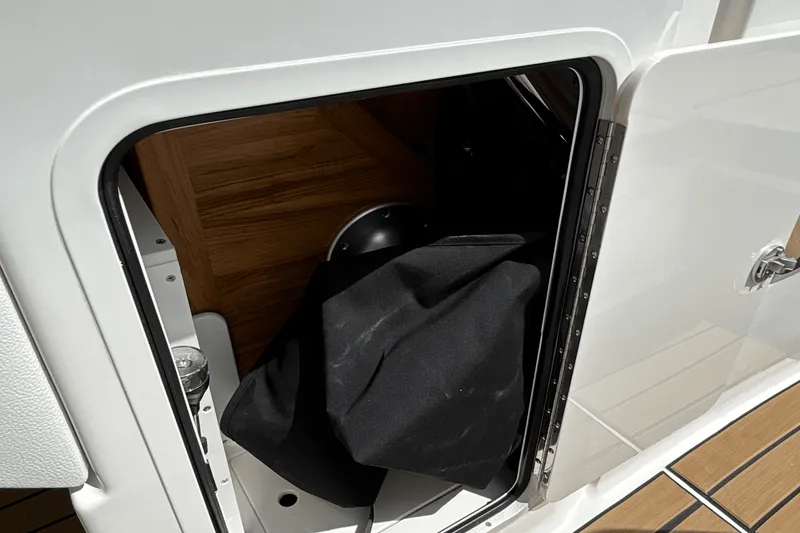 Slide: The Image of Sea Ray SDX 270 Outboard 2025 - 12