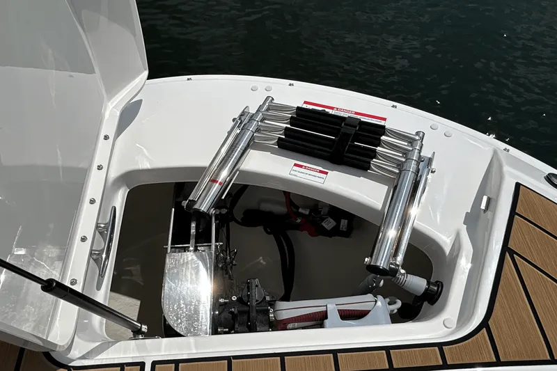 Slide: The Image of Sea Ray SDX 270 Outboard 2025 - 14