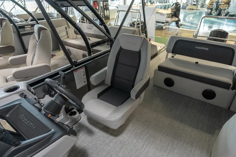 Slide: The Image of Harris Cruiser 230 2026 - 11