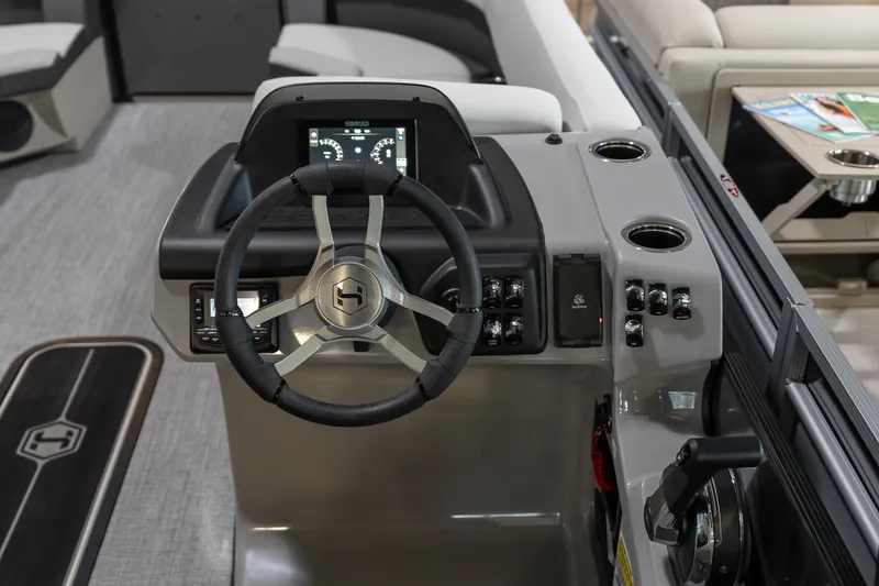 Slide: The Image of Harris Cruiser 230 2026 - 12