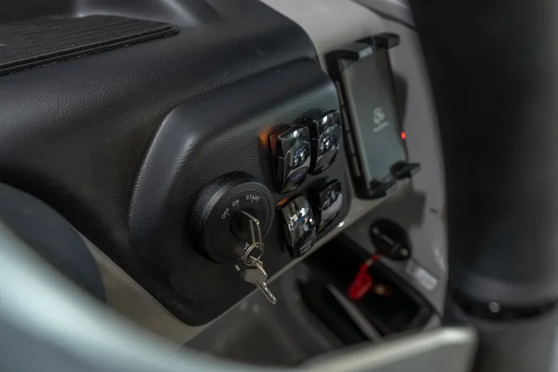 Slide: The Image of Harris Cruiser 230 2026 - 15