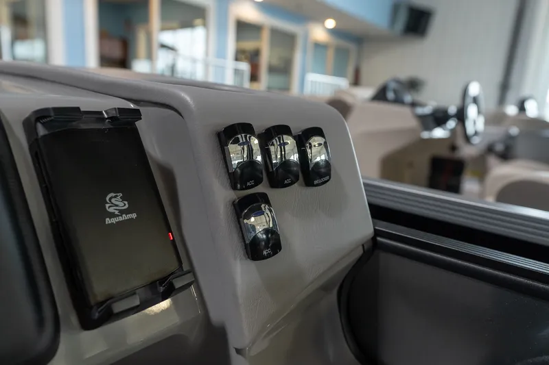 Slide: The Image of Harris Cruiser 230 2026 - 17