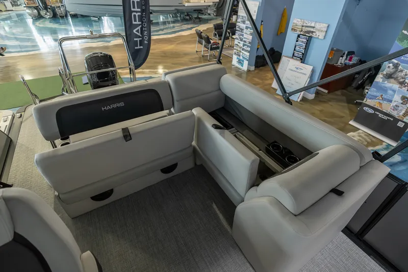 Slide: The Image of Harris Cruiser 230 2026 - 22