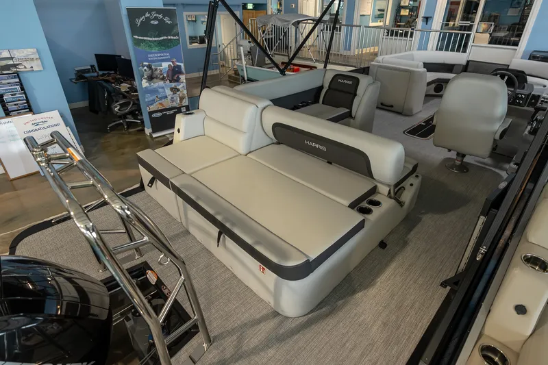 Slide: The Image of Harris Cruiser 230 2026 - 24