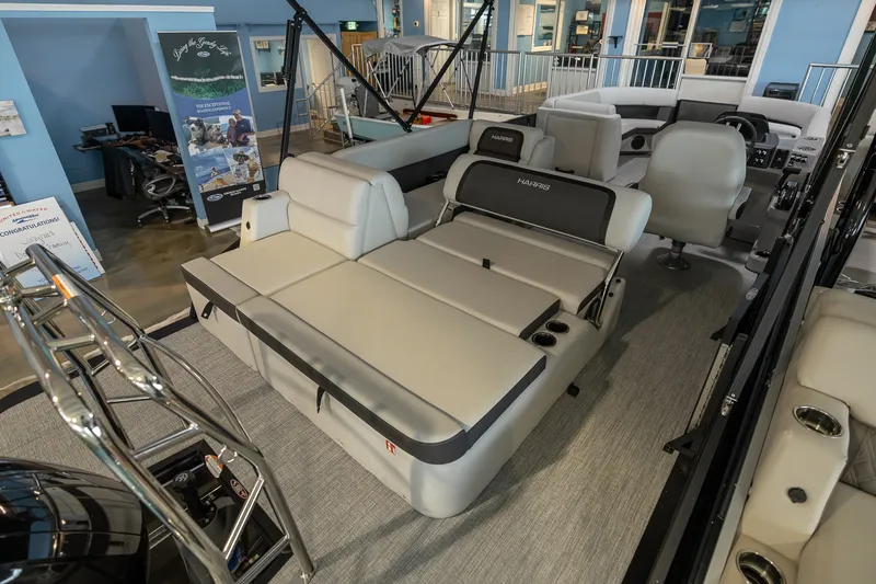 Slide: The Image of Harris Cruiser 230 2026 - 25