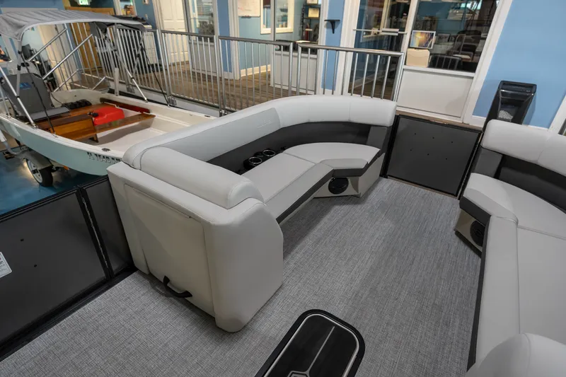 Slide: The Image of Harris Cruiser 230 2026 - 4