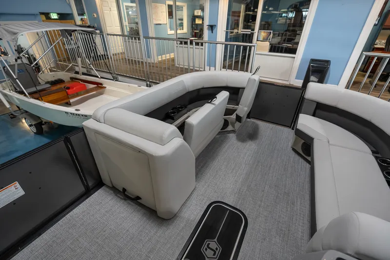 Slide: The Image of Harris Cruiser 230 2026 - 5