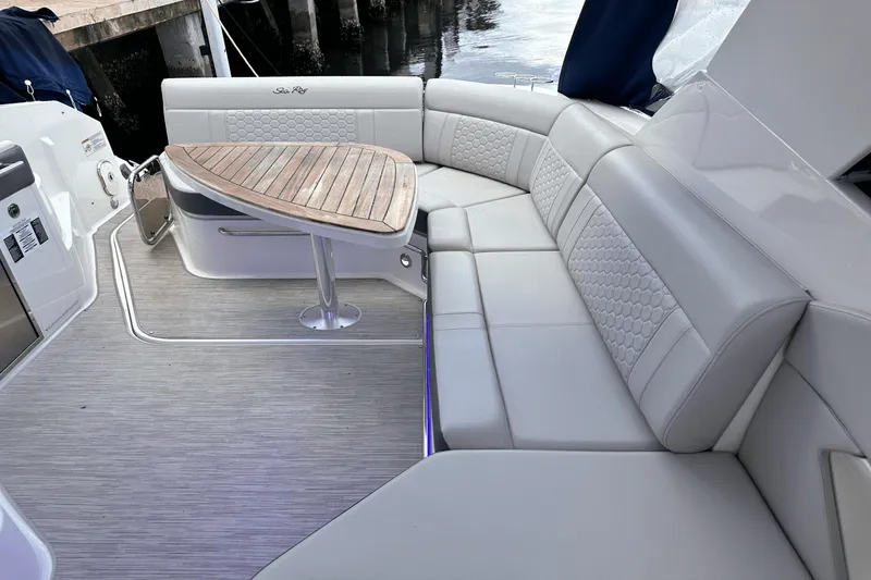 Slide: The Image of Sea Ray 320 SUNDANCER 2022 - 10