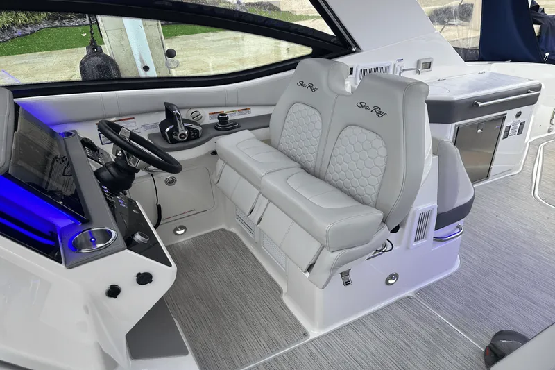 Slide: The Image of Sea Ray 320 SUNDANCER 2022 - 11