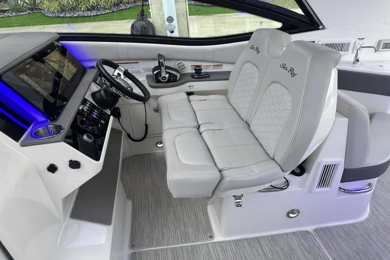 Slide: The Image of Sea Ray 320 SUNDANCER 2022 - 12