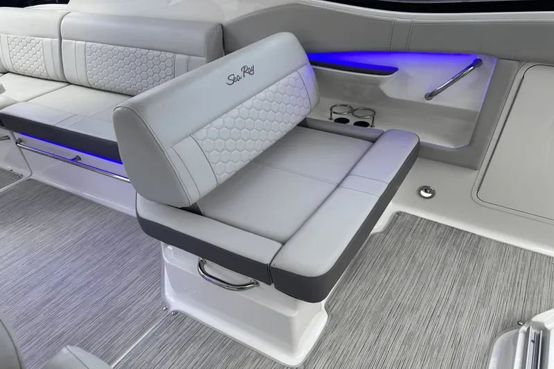 Slide: The Image of Sea Ray 320 SUNDANCER 2022 - 13