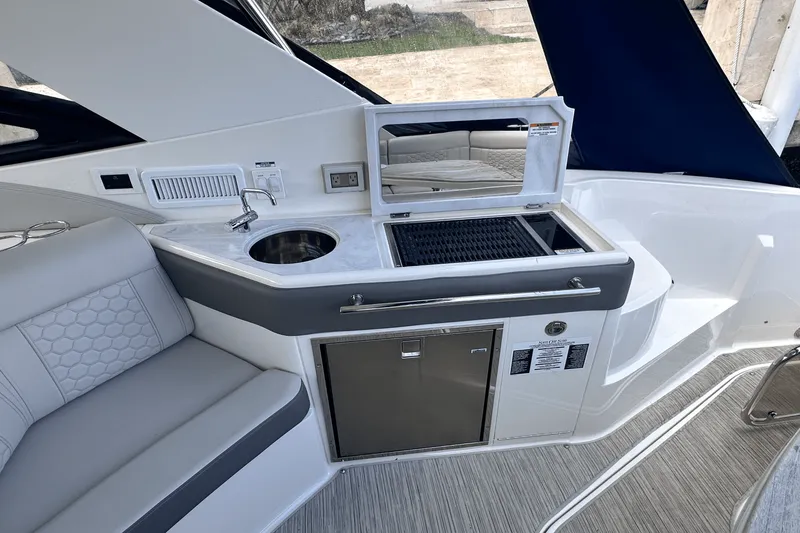 Slide: The Image of Sea Ray 320 SUNDANCER 2022 - 14