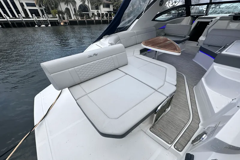 Slide: The Image of Sea Ray 320 SUNDANCER 2022 - 15