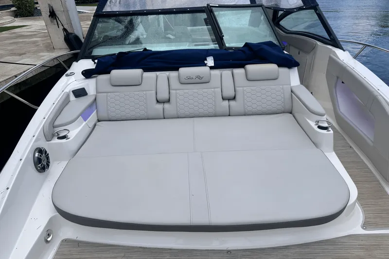 Slide: The Image of Sea Ray 320 SUNDANCER 2022 - 18