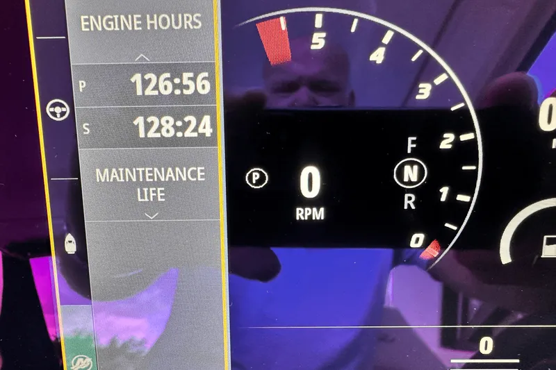 Slide: The Image of Sea Ray 320 SUNDANCER 2022 - 2