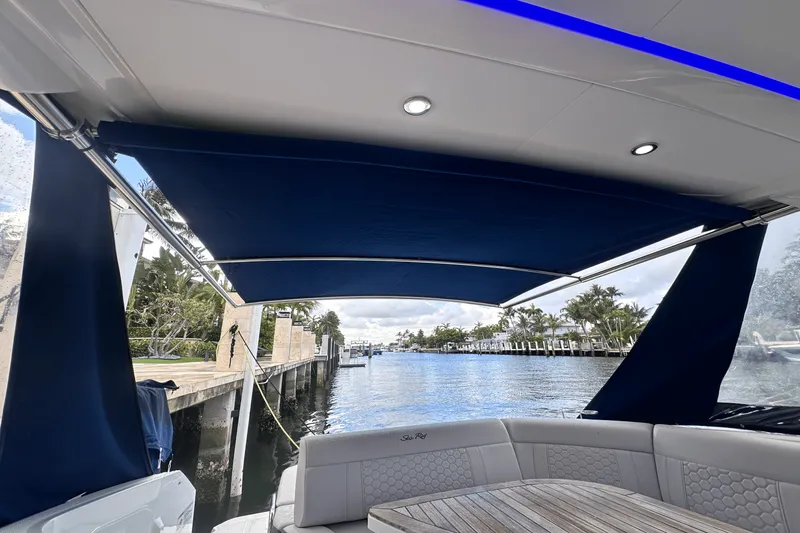 Slide: The Image of Sea Ray 320 SUNDANCER 2022 - 20
