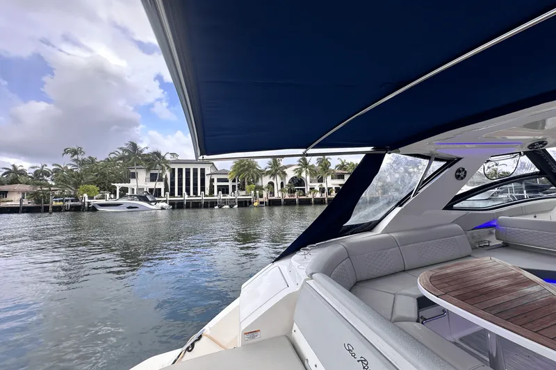 Slide: The Image of Sea Ray 320 SUNDANCER 2022 - 21