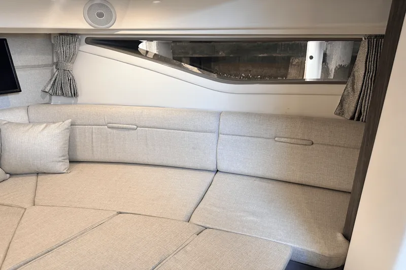 Slide: The Image of Sea Ray 320 SUNDANCER 2022 - 23