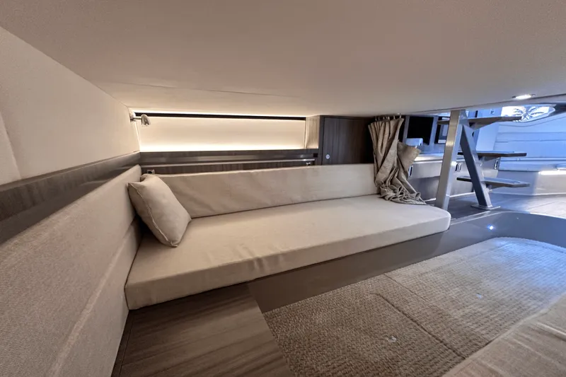 Slide: The Image of Sea Ray 320 SUNDANCER 2022 - 27