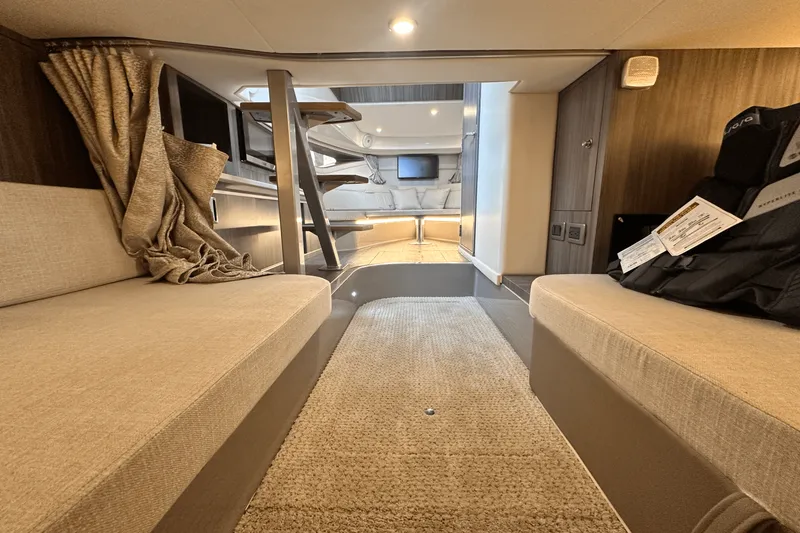 Slide: The Image of Sea Ray 320 SUNDANCER 2022 - 28