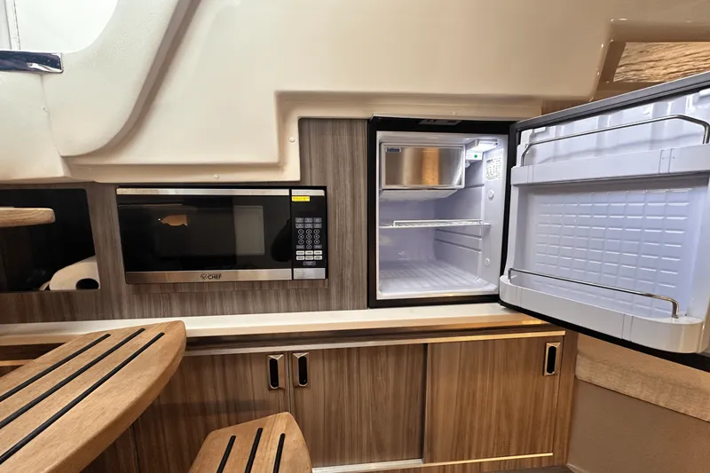 Slide: The Image of Sea Ray 320 SUNDANCER 2022 - 29