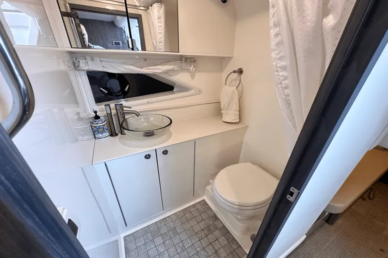 Slide: The Image of Sea Ray 320 SUNDANCER 2022 - 30