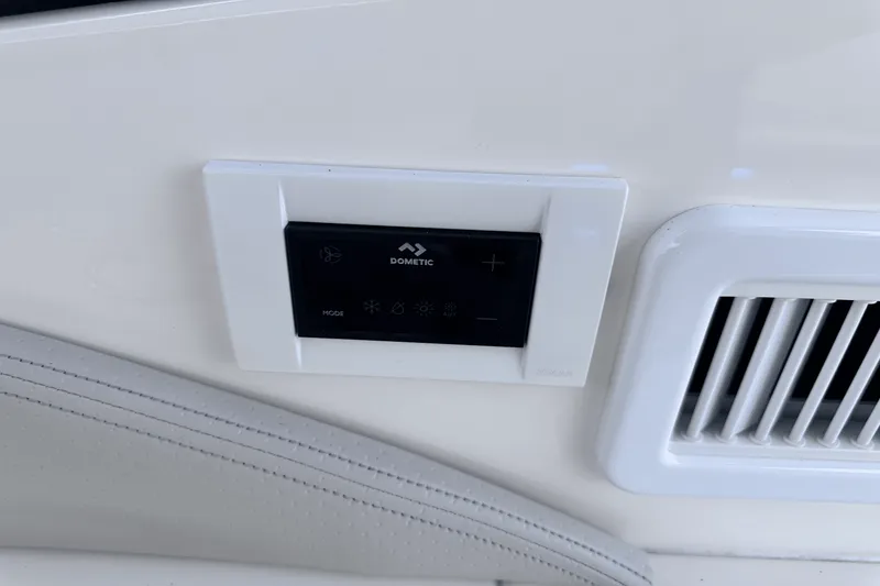 Slide: The Image of Sea Ray 320 SUNDANCER 2022 - 31