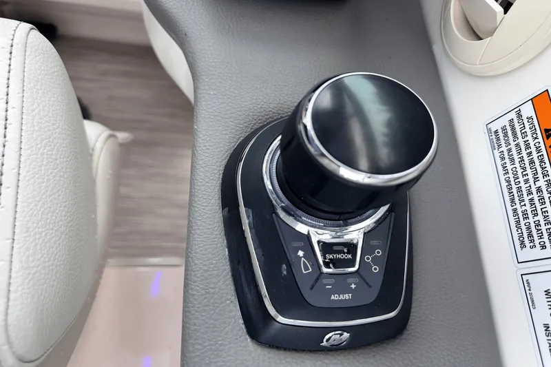 Slide: The Image of Sea Ray 320 SUNDANCER 2022 - 37