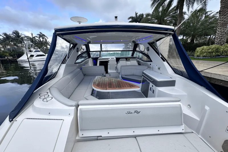 Slide: The Image of Sea Ray 320 SUNDANCER 2022 - 4