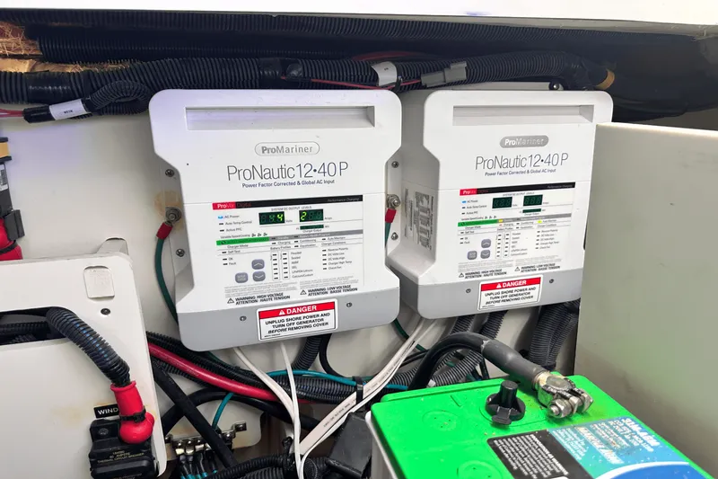 Slide: The Image of Sea Ray 320 SUNDANCER 2022 - 45