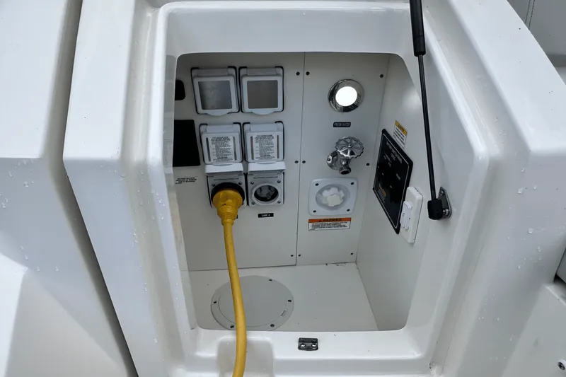 Slide: The Image of Sea Ray 320 SUNDANCER 2022 - 47