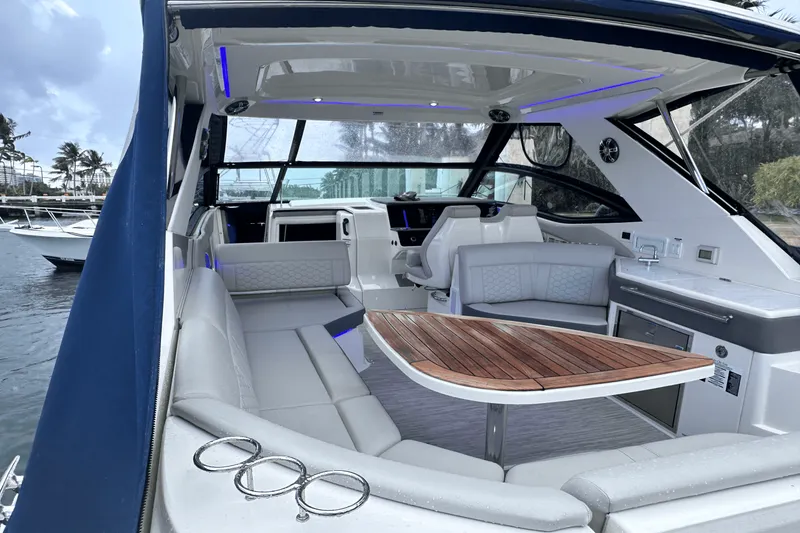 Slide: The Image of Sea Ray 320 SUNDANCER 2022 - 5