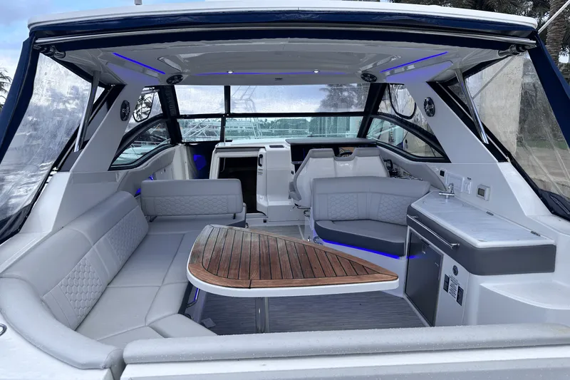 Slide: The Image of Sea Ray 320 SUNDANCER 2022 - 6