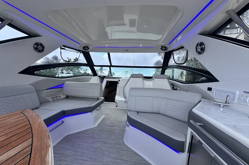 Slide: The Image of Sea Ray 320 SUNDANCER 2022 - 8