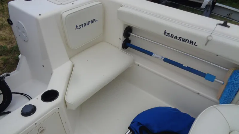 Slide: The Image of 1999 Seaswirl Striper 21 DC boat interior with seating and rod holder. - 10
