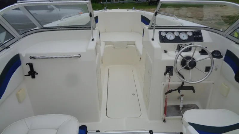 Slide: The Image of 1999 Seaswirl Striper 21 DC boat interior with steering wheel and dashboard. - 17