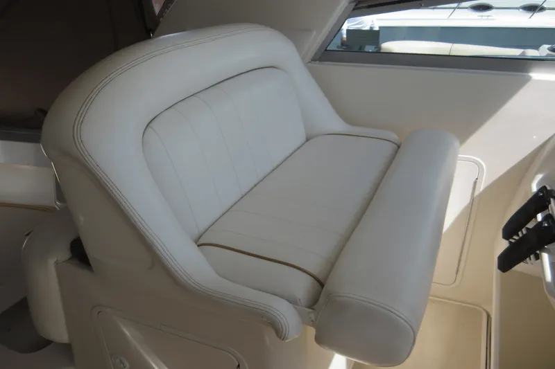 Slide: The Image of Sea Ray 330 EXPRESS CRUISER 1997 - 27