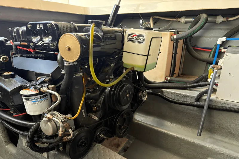 Slide: The Image of Sea Ray 330 EXPRESS CRUISER 1997 - 65