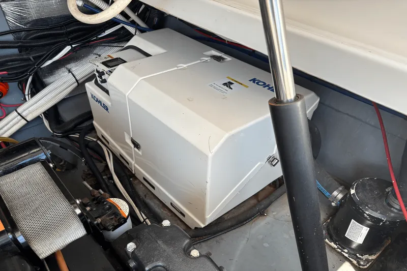 Slide: The Image of Sea Ray 330 EXPRESS CRUISER 1997 - 68