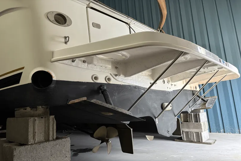 Slide: The Image of Sea Ray 330 EXPRESS CRUISER 1997 - 9