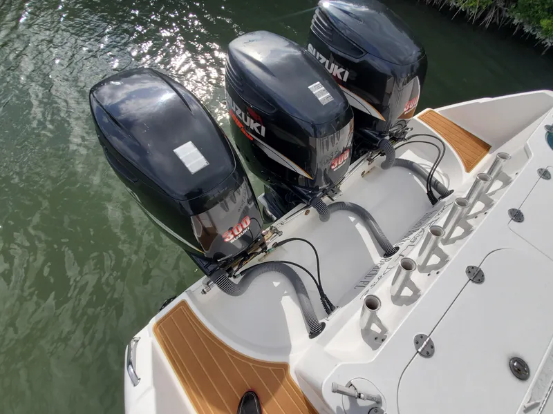 Slide: The Image of Everglades 350 Center Console 2008 - 125