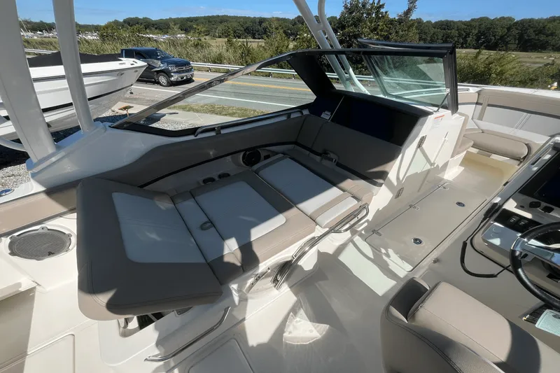 Slide: The Image of Boston Whaler 240 Vantage 2025 - 10