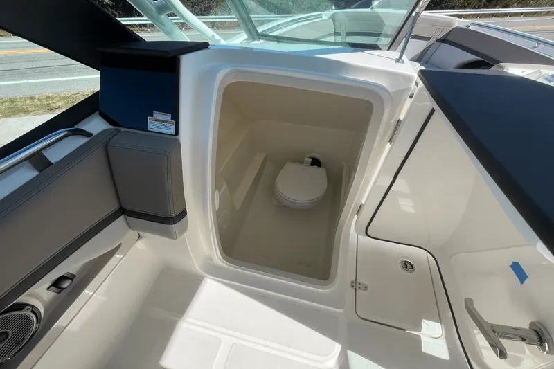 Slide: The Image of Boston Whaler 240 Vantage 2025 - 11