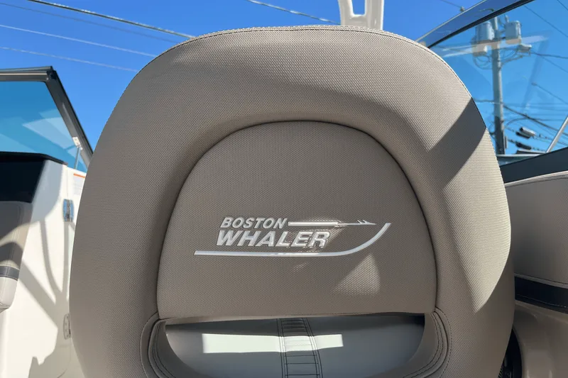 Slide: The Image of Boston Whaler 240 Vantage 2025 - 12