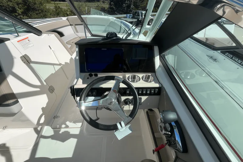 Slide: The Image of Boston Whaler 240 Vantage 2025 - 13